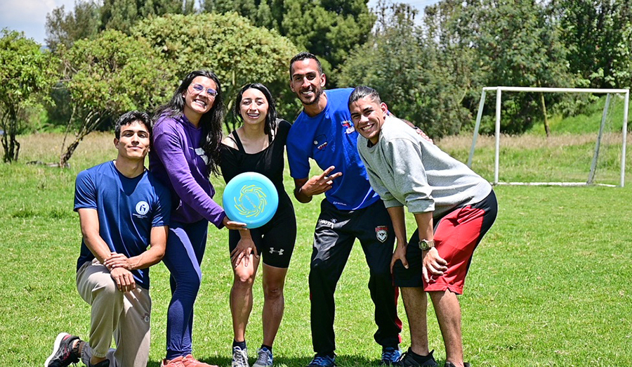 Estudiantes de la Lic. en Educación Física en ropa deportiva , 5 estudiantes.