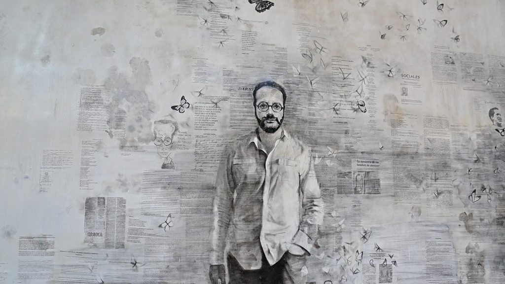 Fotografía mural llamado Memorial a nueve víctimas de la Universidad Pedagógica Nacional
